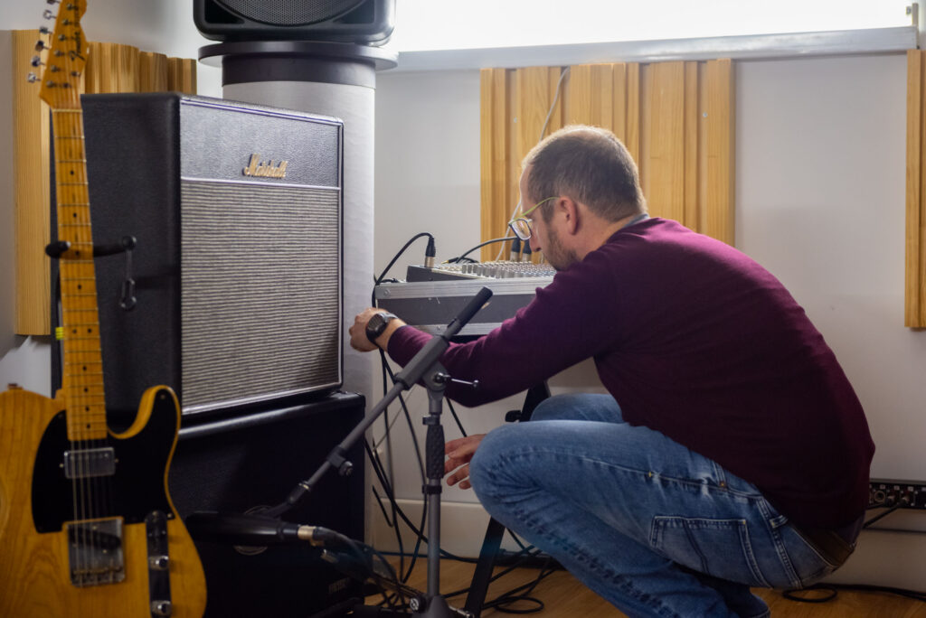 Luca Zanon collega amplificatore e chitarra